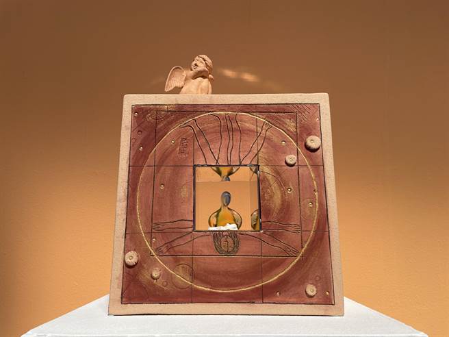 莺歌陶瓷博物馆为了展示女力之美，即日起至27日在1楼阳光特展室展出「以人为中心点—台湾陶瓷雕塑学会创作展」，集结17位女性陶艺创作者陶艺品。（蔡雯如摄）