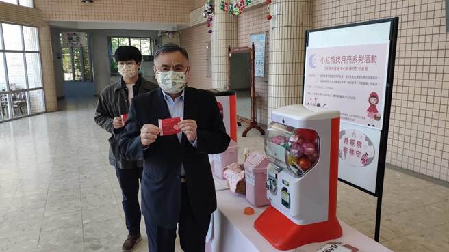 联大校长李伟贤和学生会会长许辰硕共同示范操作扭蛋机。（李京升摄）