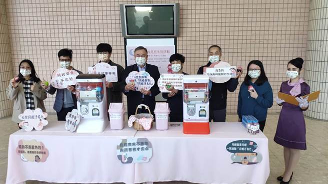 联合大学因应今天是38妇女节，特别举行「救急扭蛋机 安心有棉守」活动。（李京升摄）
