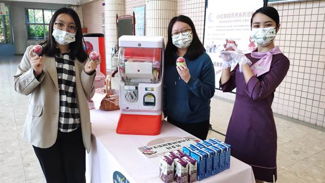 联合大学男学生比例高，占全校7成，校方盼建构友善环境，推出卫生棉扭蛋机。（李京升摄）