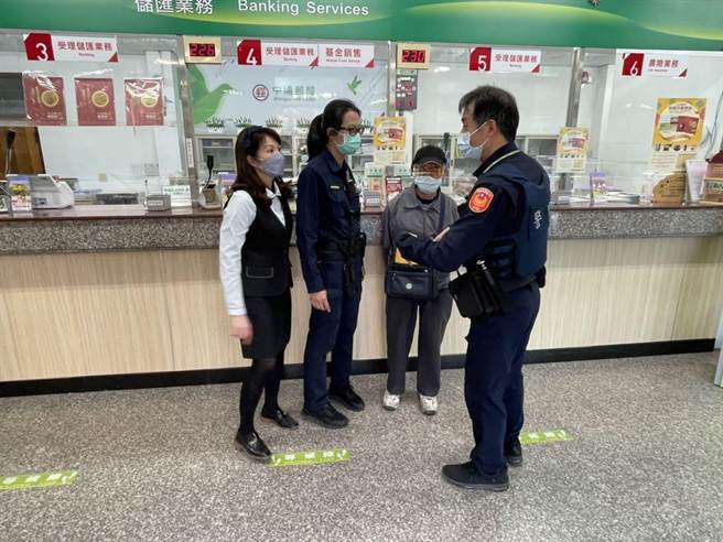 警方馬上向江男解說目前詐騙集團假投資方式的詐騙模式，江男才恍然大悟，得知自己遇到詐騙集團。（中埔分局提供∕呂妍庭嘉義傳真）