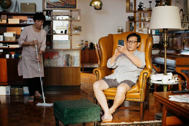 鮑起靜（左）飾演的媽媽每天忙家事，但老公寇世勳總是動口不動手。（台北双喜電影提供）