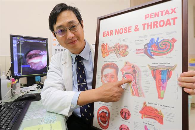 亚大医院耳鼻喉科主治医师邹永恩表示，以最常见的阻塞型睡眠呼吸中止症为例，成因就是患者在睡眠时上呼吸道的肌肉、软组织发生塌陷，造成气流阻滞产生呼吸中止。（冯惠宜摄）