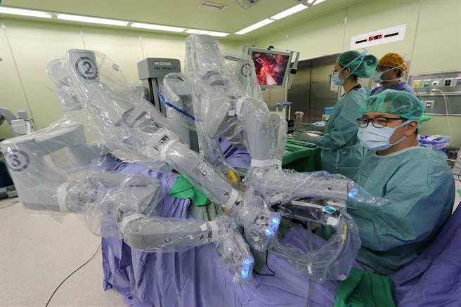 亚大医院耳鼻喉科主治医师邹永恩表示，达文西手臂系统可提供较高解析且立体的手术视野，尤其在喉部的狭窄空间内，更能凸显机器手臂的精准操作优势。（亚大医院提供／冯惠宜台中传真）