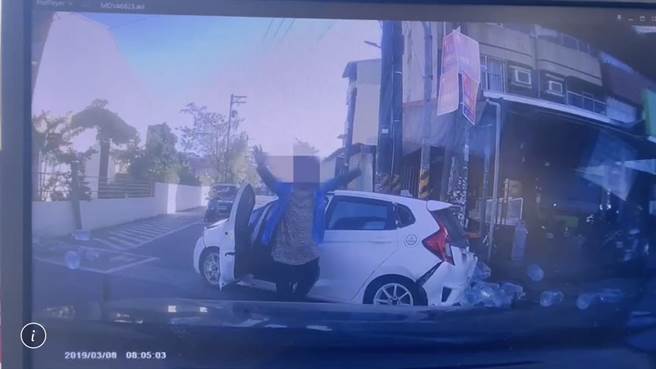 竊車賊在屏東枋寮警方窮追不捨下，於內埔鄉「舉手投降」遭逮。（警方提供／謝佳潾屏東傳真）