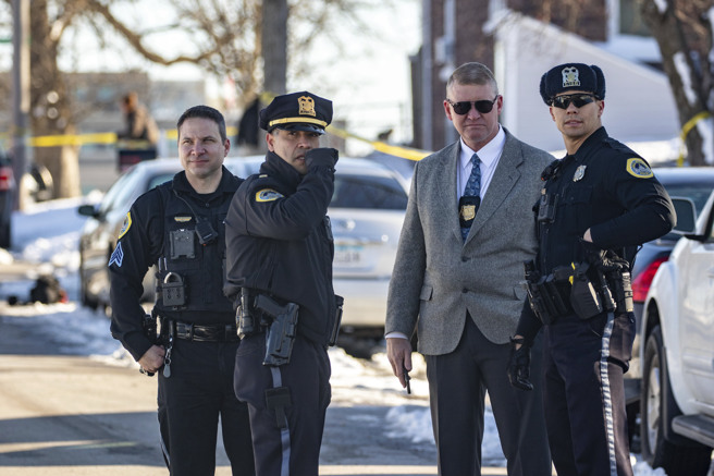 警方和消防救援人员即在当地时间下午2时48分抵达位于市中心的东部高中（East High School）。(图／美联社)