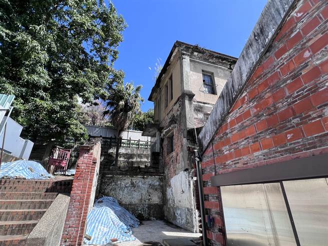 新北市淡水区日商中野宅为近百年前日治时期的住宅，2008年被台北县政府公告为古蹟，自此后荒废长达10年，市府近期着手修復，预计明年6月完工，后续将打造成淡水商业主题的展示馆。（蔡雯如摄）
