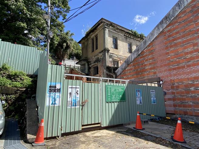新北市淡水区日商中野宅为近百年前日治时期的住宅，2008年被台北县政府公告为古蹟，自此后荒废长达10年，市府近期着手修復，预计明年6月完工，后续将打造成淡水商业主题的展示馆。（蔡雯如摄）