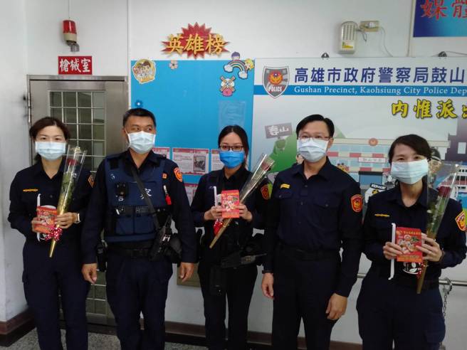 鼓山警分局長蔡鴻文感念女性同仁長期對家庭、社會、警察工作的貢獻與付出，除了一一送上玫瑰花外，還加碼送上大樂透及知名飲料。(鼓山分局提供)