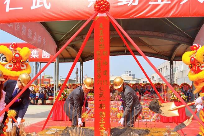 天玉集团树藤建设看准人口红利、交通便利，近日插旗仁武推案。（柯宗纬翻摄）