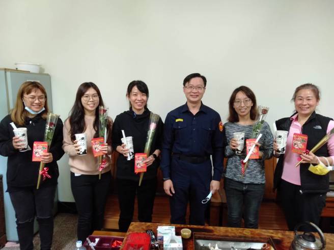 鼓山警分局長蔡鴻文感念女性同仁長期對家庭、社會、警察工作的貢獻與付出，除了一一送上玫瑰花外，還加碼送上大樂透及知名飲料。(鼓山分局提供)