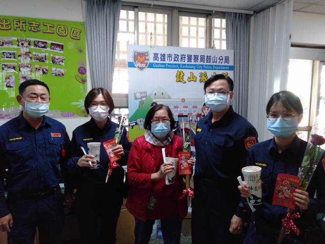 鼓山警分局長蔡鴻文感念女性同仁長期對家庭、社會、警察工作的貢獻與付出，除了一一送上玫瑰花外，還加碼送上大樂透及知名飲料。(鼓山分局提供)
