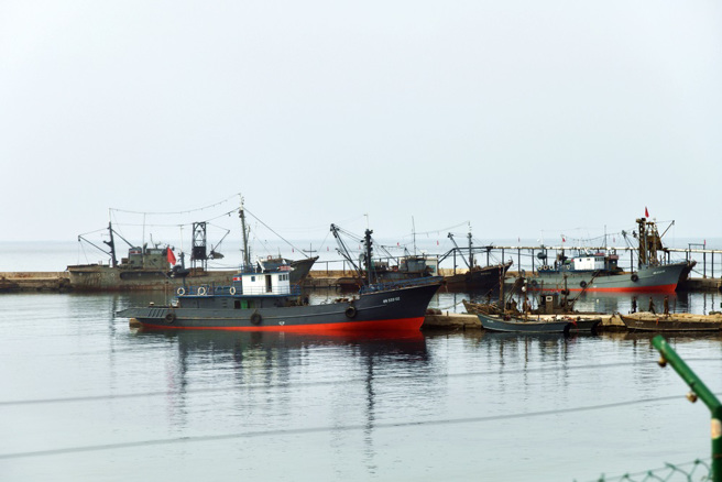 南韩部队8日扣押了一艘北韩越界渔船，并向试图介入的北韩巡逻艇开枪示警。图为北韩渔船。（资料照／shtterstock）