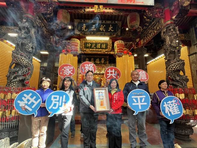 八德三元宫主委吕林小凤荣获性别平等故事奖第2名，8日区公所先行颁奖祝贺。（陈梦茹摄）