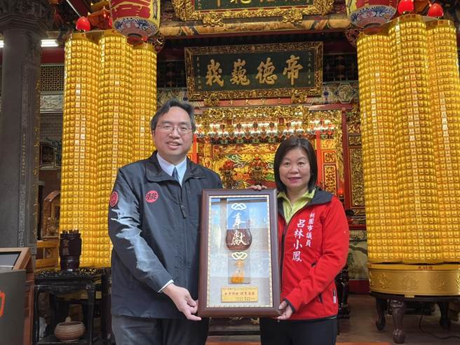市议员吕林小凤（右）打破宫庙枷锁担任三元宫主委获性别平等故事奖。（陈梦茹摄）