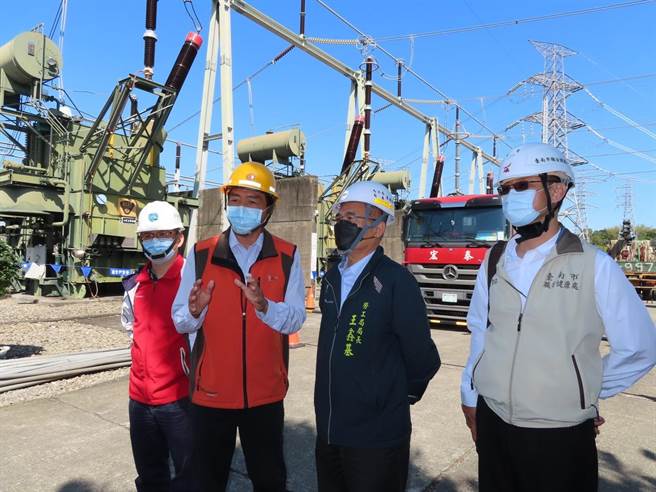 台南市政府勞工局今天到台電龍崎超高壓變電所、七股開閉所新建工程及將軍開閉所新建工程等作業場所進行職安檢查，抓到有11處缺失。（台南市政府勞工局提供／張毓翎台南傳真）