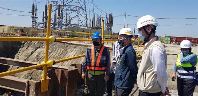 台南市政府勞工局今天到台電龍崎超高壓變電所、七股開閉所新建工程及將軍開閉所新建工程等作業場所進行職安檢查，抓到有11處缺失。（台南市政府勞工局提供／張毓翎台南傳真）