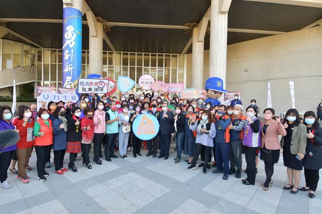 彰化縣政府上午在縣府中庭、廣場上，啟動「彰化三百‧女力精彩」國際婦女節慶祝系列活動，將有18場次的防詐防身術研習、和電腦公會合作開辦的手機數位培力課程。（謝瓊雲攝）
