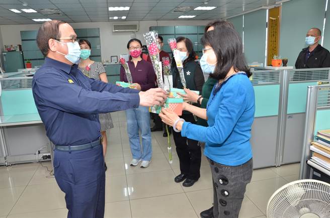彰化縣警察局長吳坤旭（左）親自獻上花束給局本度的女性同仁。（謝瓊雲攝）