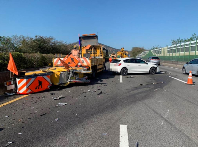 国道1号北上157公里发生追撞防撞车事故。（记者爆料网提供）