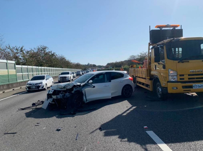 国道1号北上157公里发生追撞防撞车事故。（记者爆料网提供）