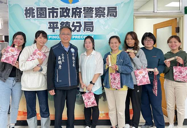 平鎮分局長吳明彥致贈女性同仁面膜與巧克力。(警方提供／呂筱蟬桃園傳真)