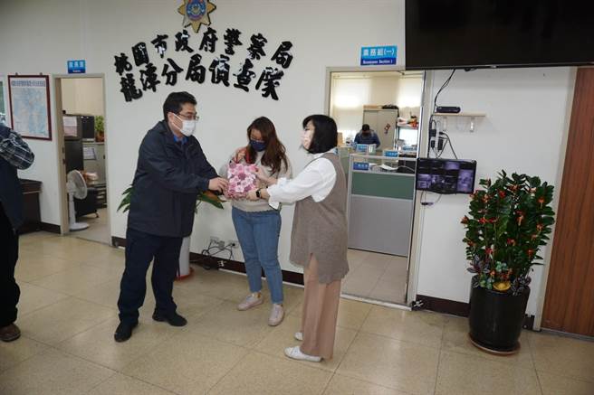龍潭分局長蔡坤益致贈同仁婦女節小禮物。(警方提供／呂筱蟬桃園傳真)