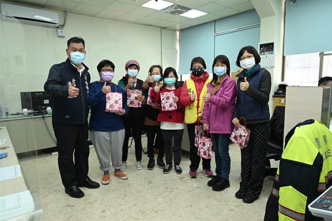 楊梅分局長洪志朋致贈女性同仁與志工禮物。(警方提供／呂筱蟬桃園傳真)