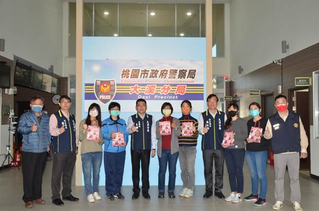大溪警分局由分局長王鉉仁與兩位副分局長，特別到各單位慰問女性同仁。(警方提供／呂筱蟬桃園傳真)