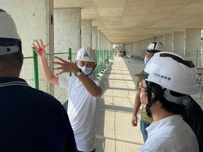 新竹市大坪頂新納骨塔「永恆之丘」工程已近9成，市長林智堅（左二）8日前往了解工程進度。（陳育賢攝）