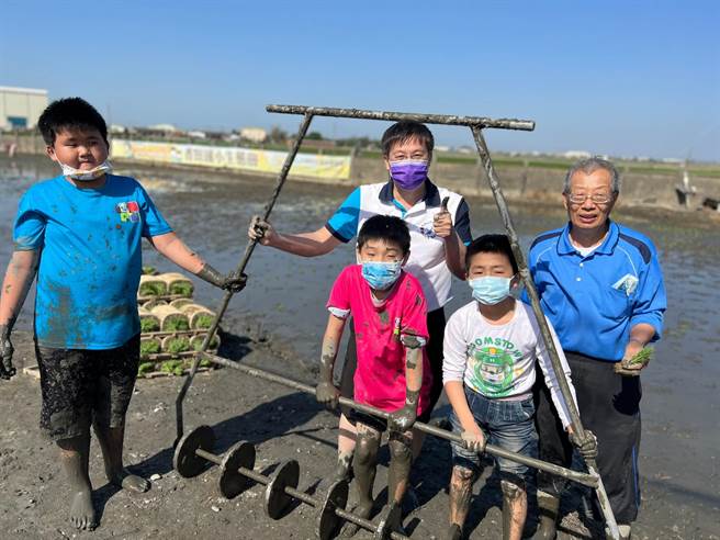 彰化二林鎮香田國小今天下午邀請到鹿港鹿東國小師生，一起在學校的生態田，體驗插秧課程。(謝瓊雲攝)
