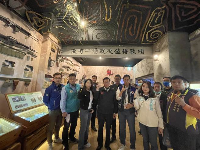 桃园市长郑文灿（中）参访即将开幕的异域故事馆。（吕筱蝉摄）