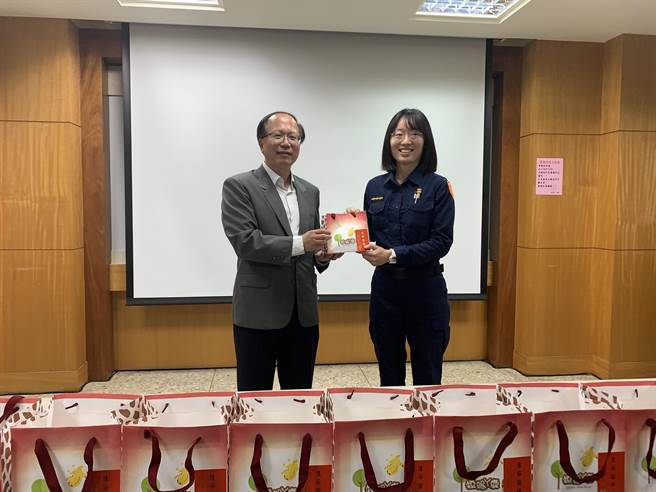 台中市警察局第四分局，为女性员工举办「38淑女乐吃茶」活动，暂时抛开家庭和工作的忙碌，庆祝妇女节。（民眾提供／卢金足台中传真）