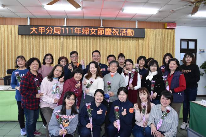 大甲警分局為感謝女警一年來的辛勞，提供「國宴級精緻茶組」及玫瑰花作為佳節禮物。（警方提供）