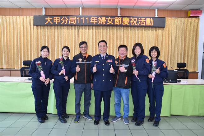 大甲警分局為感謝女警一年來的辛勞，提供「國宴級精緻茶組」及玫瑰花作為佳節禮物。（警方提供）