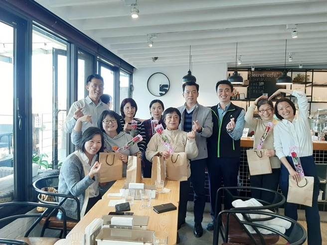 東勢警分局為感謝女警一年來的辛勞，特別邀請女性同仁享用午餐。（警方提供）