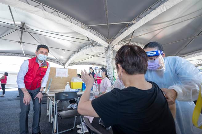 3月10日起至4月10日，65岁以上长辈到竹市接种COVID-19疫苗，不限第几剂，皆将发给「500元面额的7-11礼券」。（陈育贤摄）