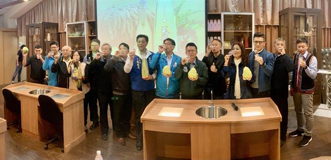 信义乡农会与中兴大学，研发「凤梨释迦小米酒」，8日正式发表新酒品。（廖志晃摄）