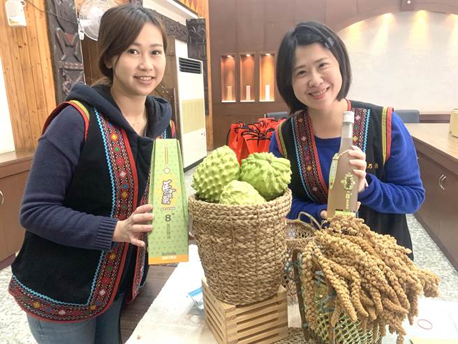 信义乡农会与中兴大学，研发「凤梨释迦小米酒」。（廖志晃摄）★中时新闻网关心您：喝酒过量，有碍健康！★中时新闻网提醒您：酒后不开车，安全有保障