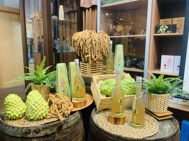 信义乡农会结合凤梨释迦与小米，研发出新酒品。（廖志晃摄）★中时新闻网关心您：喝酒过量，有碍健康！★中时新闻网提醒您：酒后不开车，安全有保障