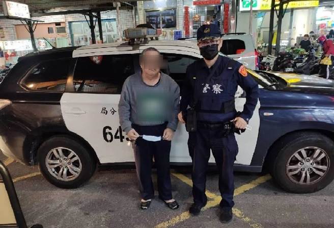 台中市警察局第六分局员警利用警用系统查询，顺利查到陈男住处后，还贴心送返家。（民眾提供／卢金足台中传真）