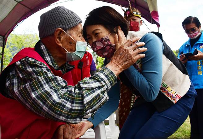 台東縣延平鄉101歲人瑞徐阿房（左）應邀參加全縣第101個文健站揭牌儀式，與縣長饒慶鈴（右）閒話家常。（莊哲權攝）