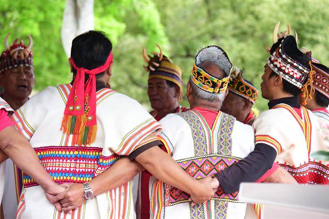 延平鄉紅葉村文健站啟用，布農族人表演八部合音及報戰功 。（莊哲權攝）