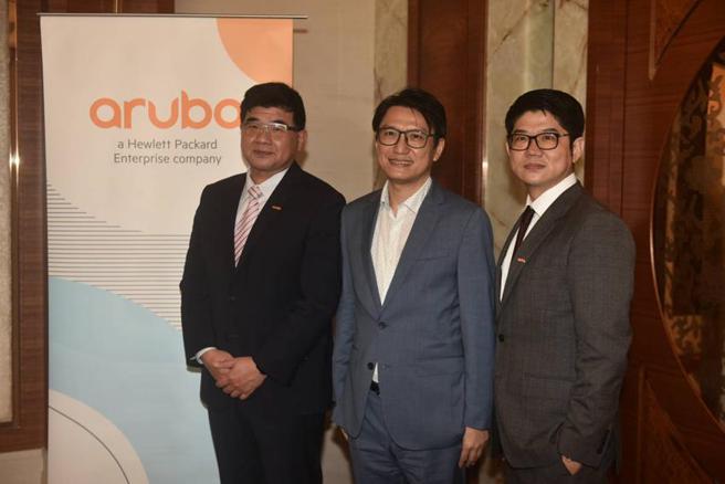 （Aruba台湾区副总经理陈清渊(左起)，Aruba台湾暨东协新兴国家总经理许佳树，Aruba台湾区总经理蔡政修今日发表新常态网路技术趋势预测，看好Wi-Fi 6E 的转换将在2022年全面启动。图／顏谦隆）