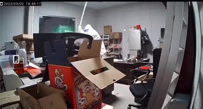 監視器顯示防疫人員持棍棒揮打。（圖／擷取自監視器畫面）