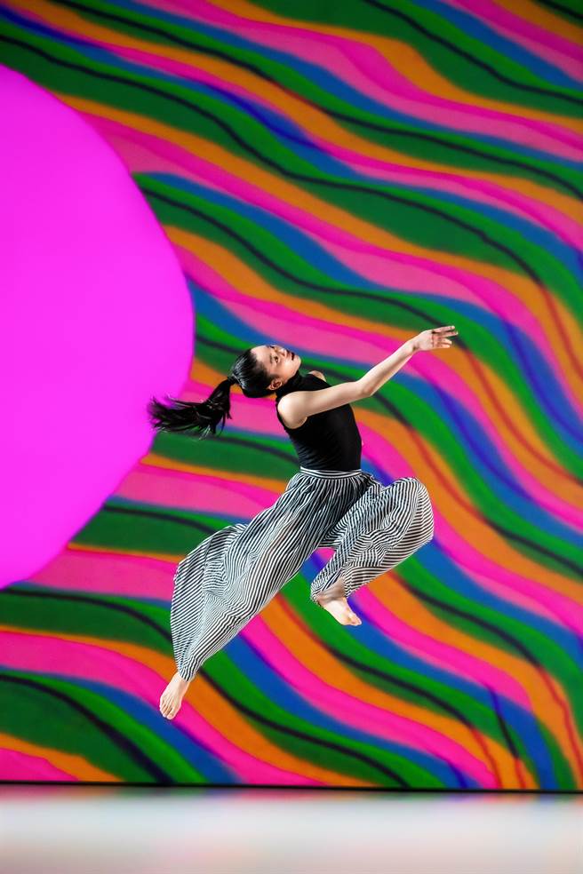 雲門舞集藝術總監鄭宗龍最新作品《霞》，帶領舞者以身體揮灑生命的五彩繽紛。（雲門舞集提供）