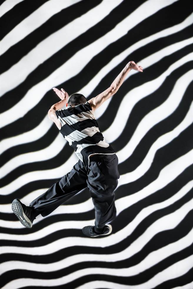 鄭宗龍表示，近3年的疫情，令他對創作有更多思考，一改過去的群舞，這次專注在各個舞者自身不同的故事，再從中提煉出舞蹈內容。（雲門舞集提供）