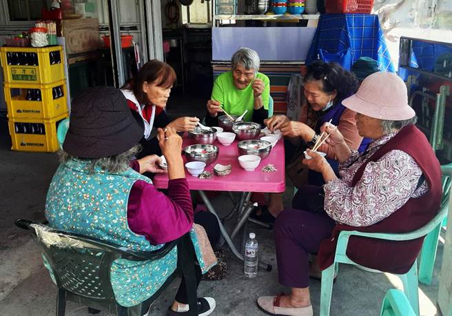 阿美族妇人徐瑞凡回都兰部落卖青蛙汤，意外成为长辈聚集的另类长照站。（庄哲权摄）