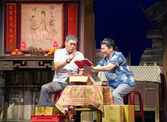 演員柯一正（左）與林美秀（右）在《人間條件7──我是一片雲》飾演一對在人生晚年互相陪伴的心靈伴侶。（綠光劇團提供）