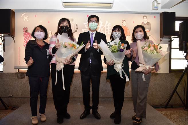 今天是38婦女節，高雄市長陳其邁出席社會局舉辦的婦女節活動，現場致贈花束給醫護女力代表，感謝她們在防疫工作的辛苦投入。(林雅惠攝)